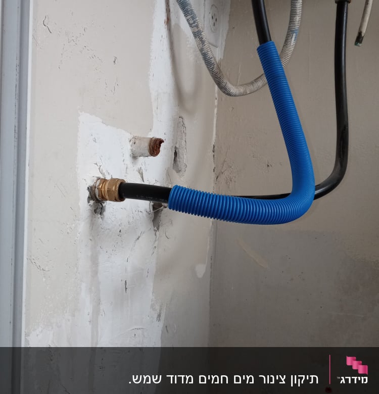 צינורות מים מחוברים לקיר עם חיבורים